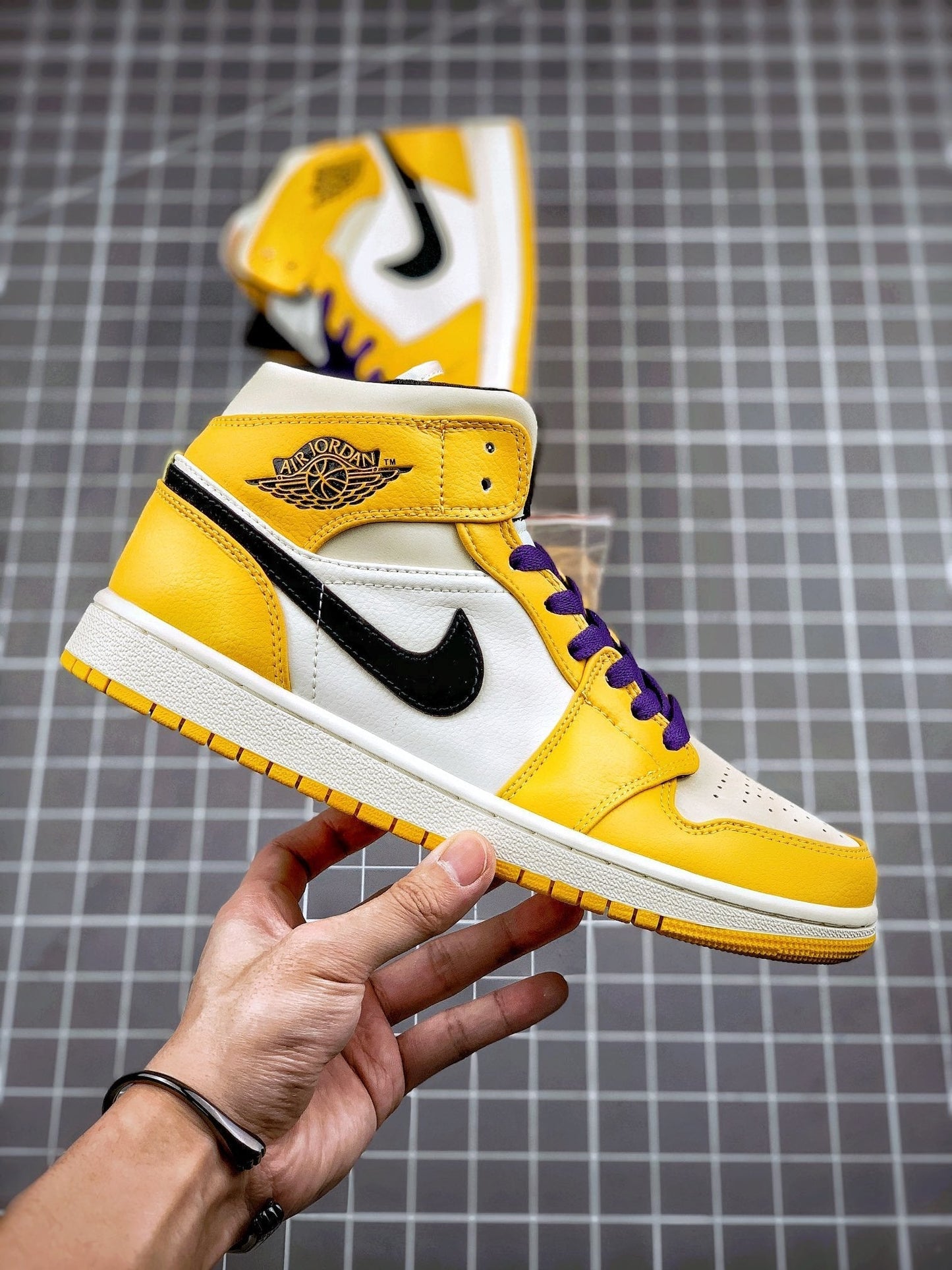 AIR JORDAN 1 MID