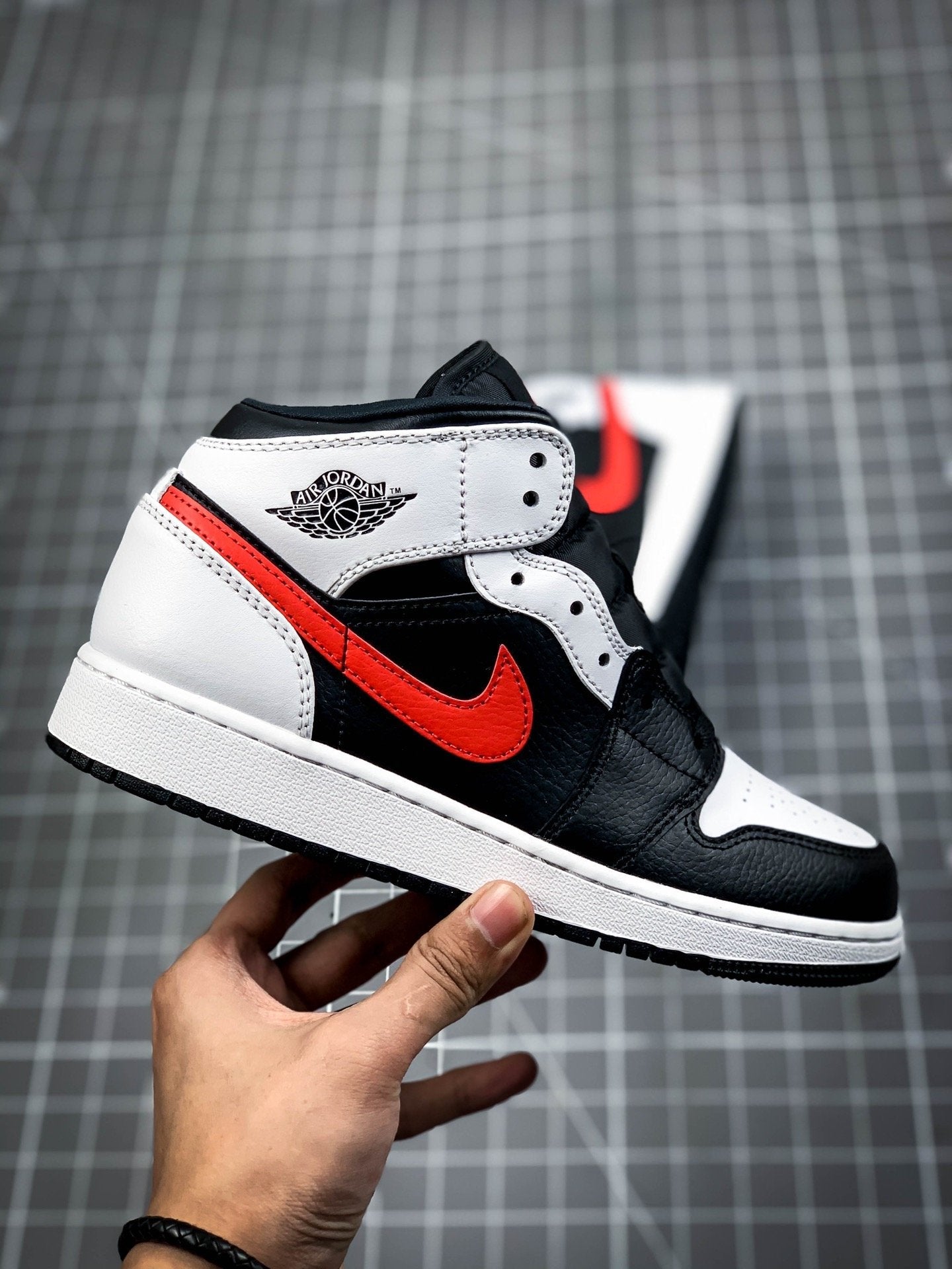 AIR JORDAN 1 MID