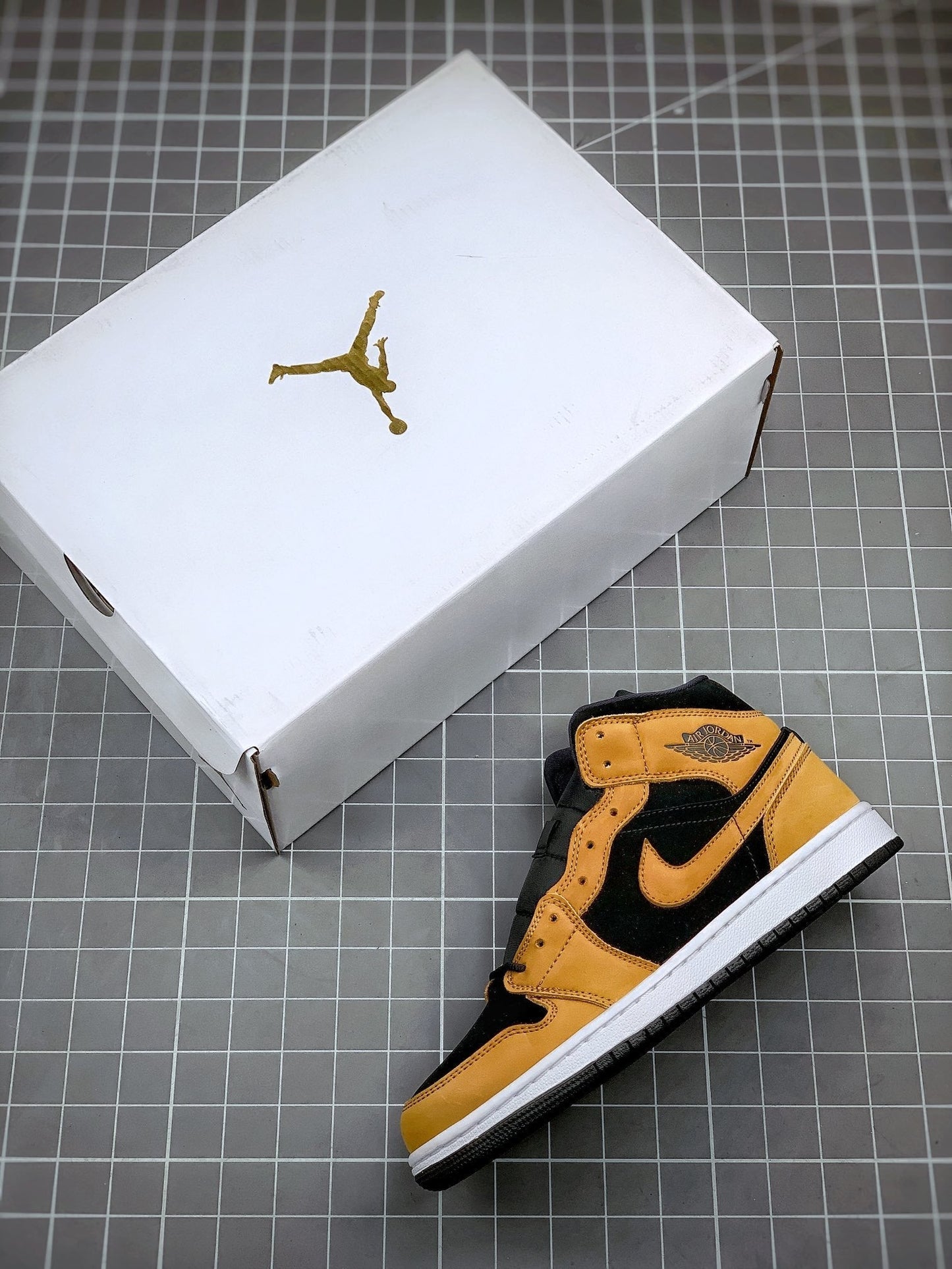 AIR JORDAN 1 MID