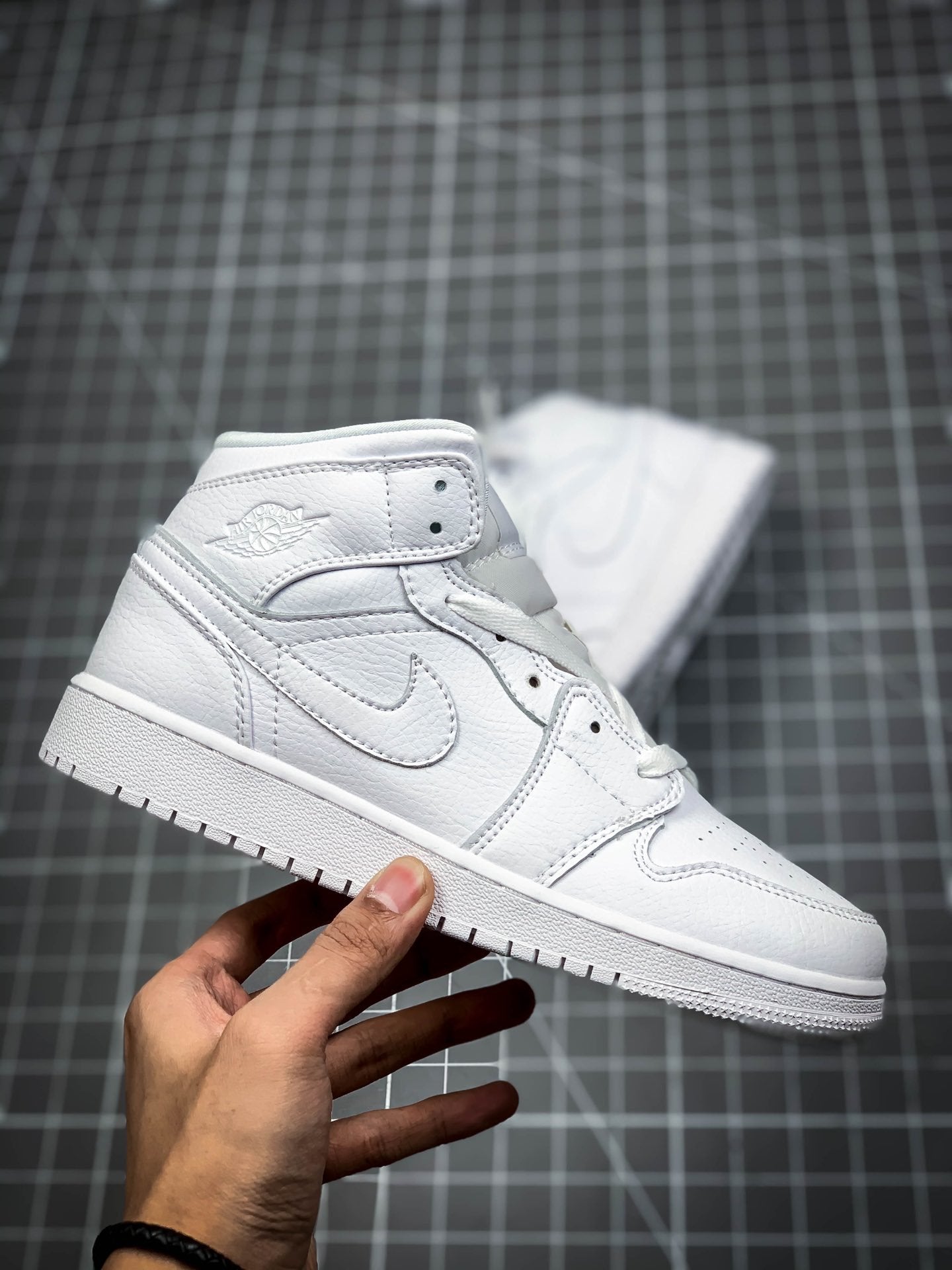 AIR JORDAN 1 MID