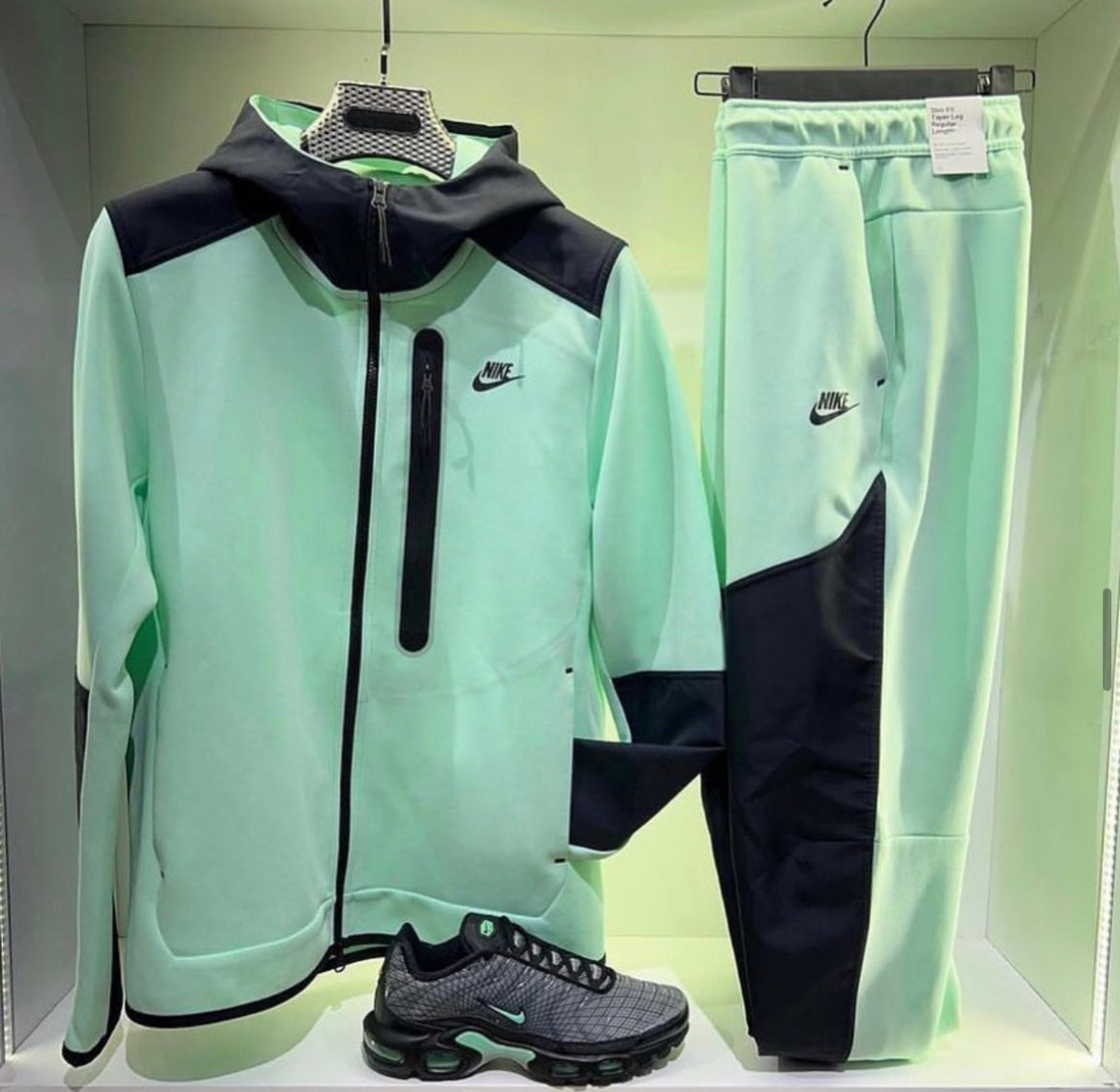 NIKE TRACKSUIT