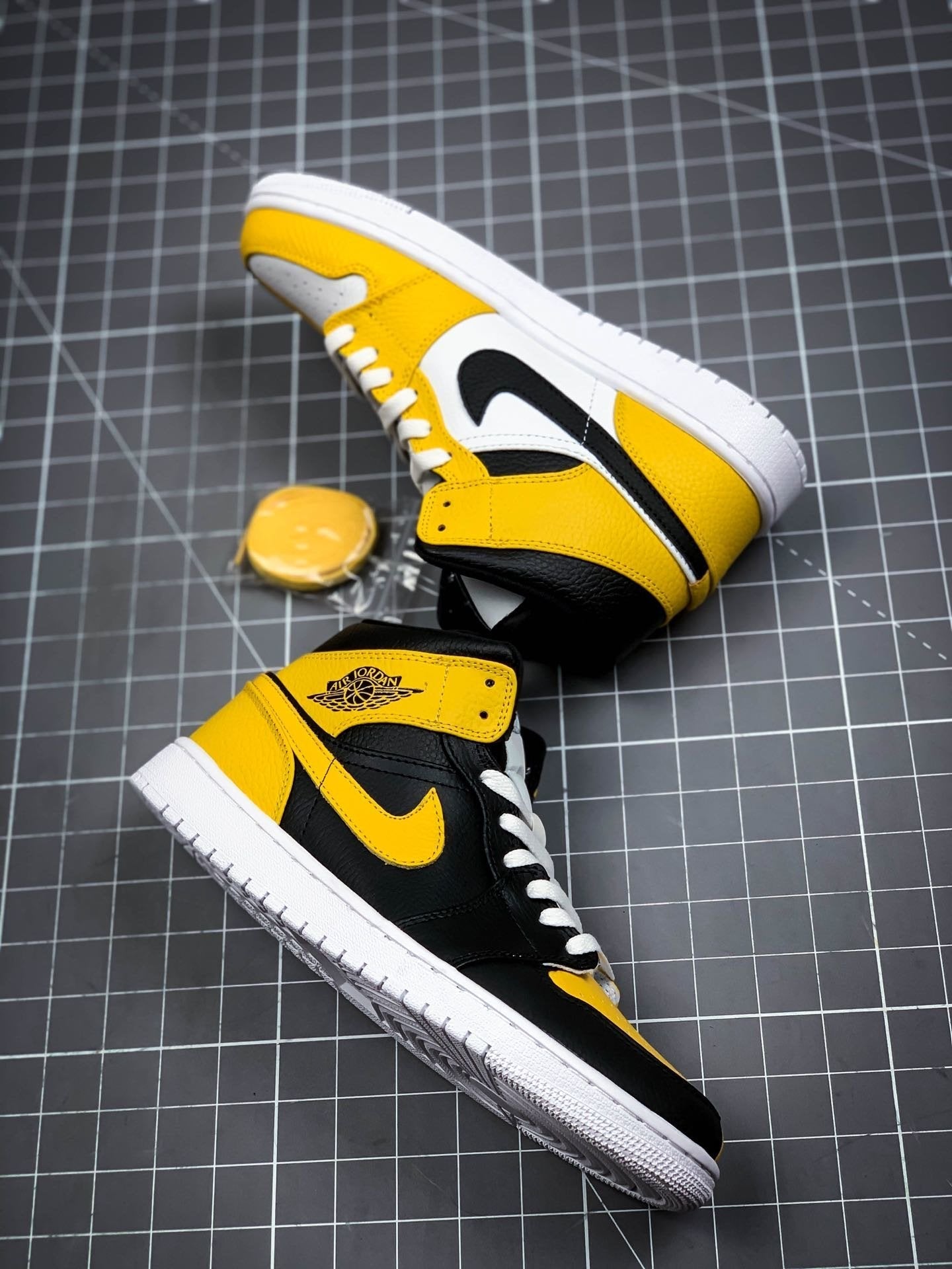 AIR JORDAN 1 MID